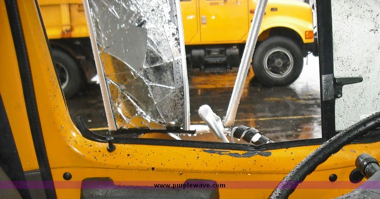 image for item 3244 1997 International 4900 truck with dumpbed