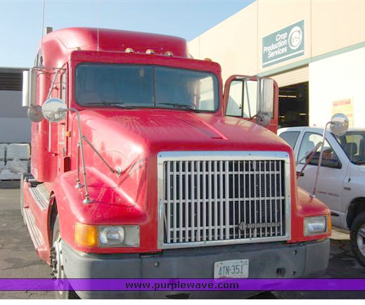 image for item 1005 1996 International 9400 semi truck