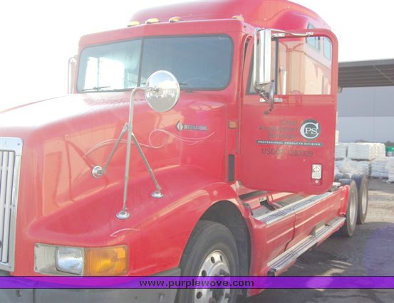 image for item 1005 1996 International 9400 semi truck