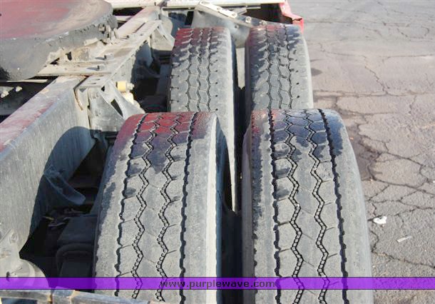 image for item 1005 1996 International 9400 semi truck