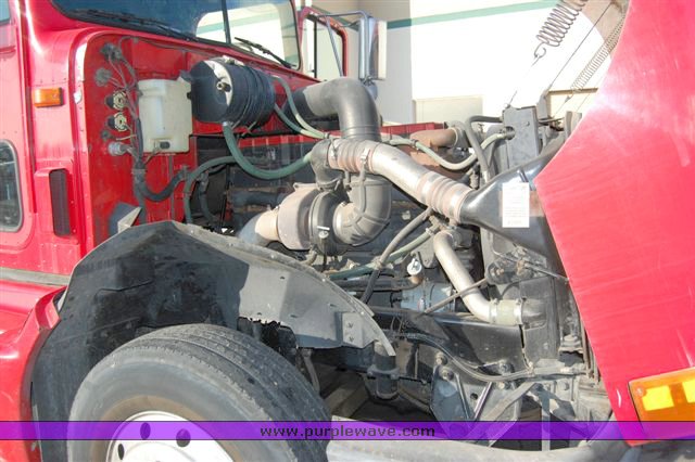 image for item 1005 1996 International 9400 semi truck