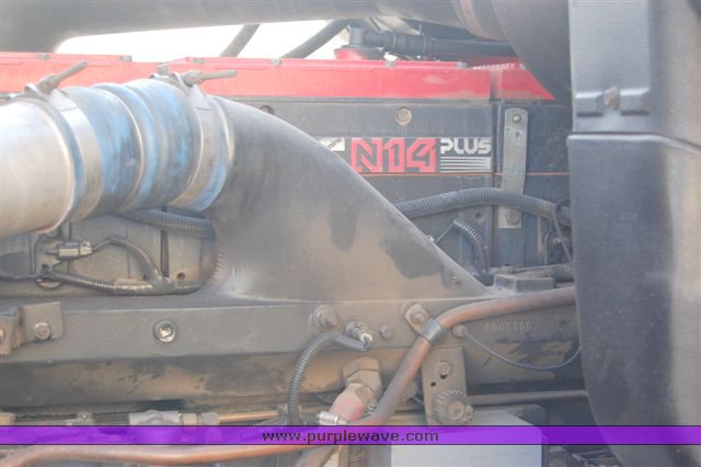 image for item 1005 1996 International 9400 semi truck