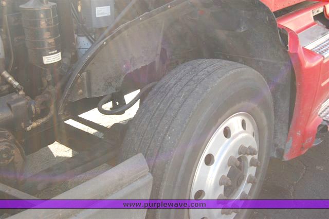 image for item 1005 1996 International 9400 semi truck