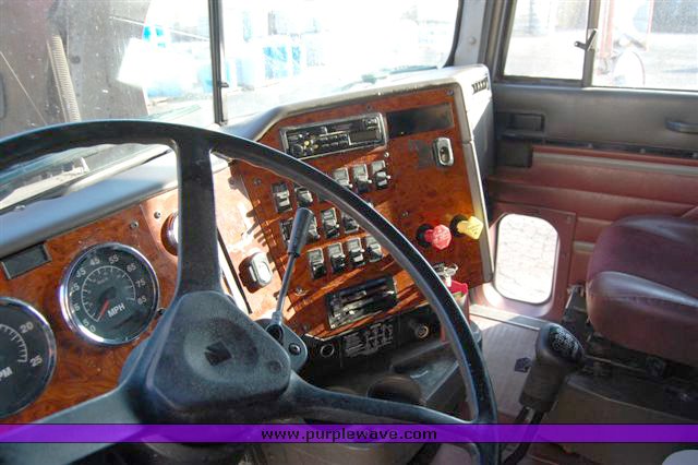 image for item 1005 1996 International 9400 semi truck