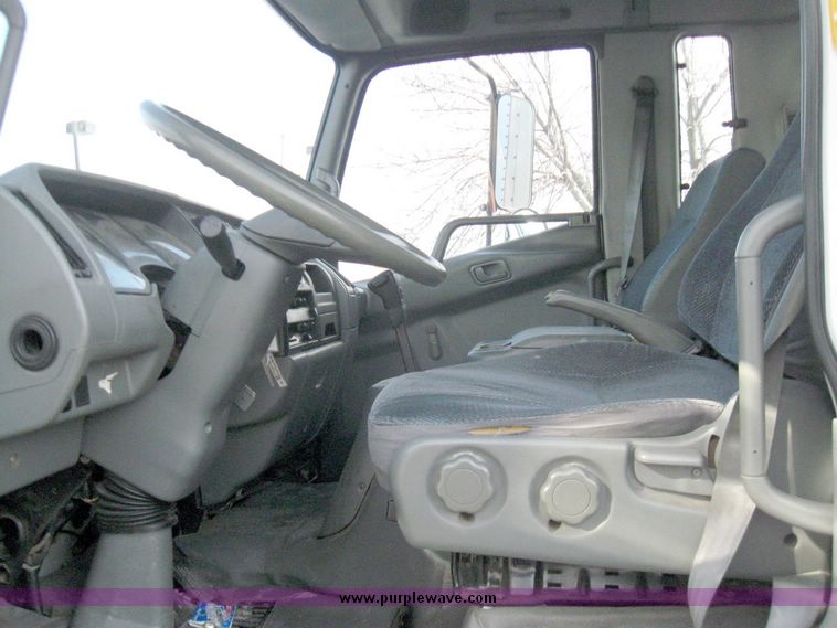 image for item 5319 1998 Mitsubishi Fuso box truck