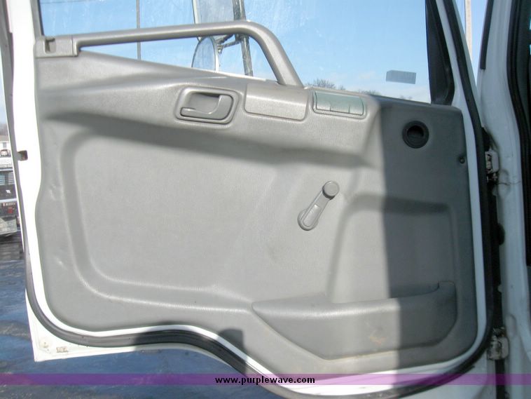 image for item 5319 1998 Mitsubishi Fuso box truck