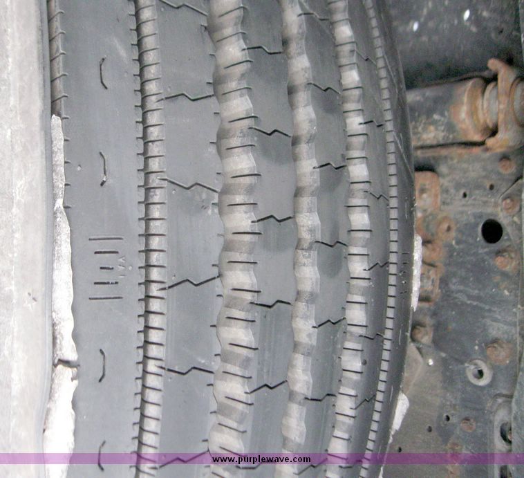 image for item 5319 1998 Mitsubishi Fuso box truck