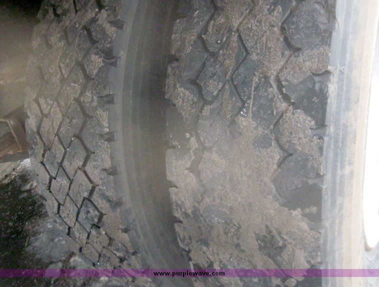 image for item 5319 1998 Mitsubishi Fuso box truck