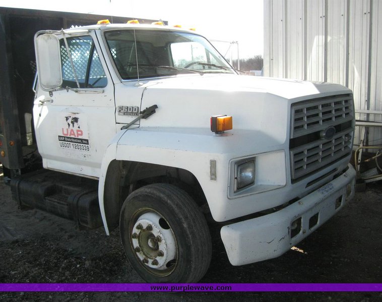 image for item 7827 1993 Ford F600FLPO