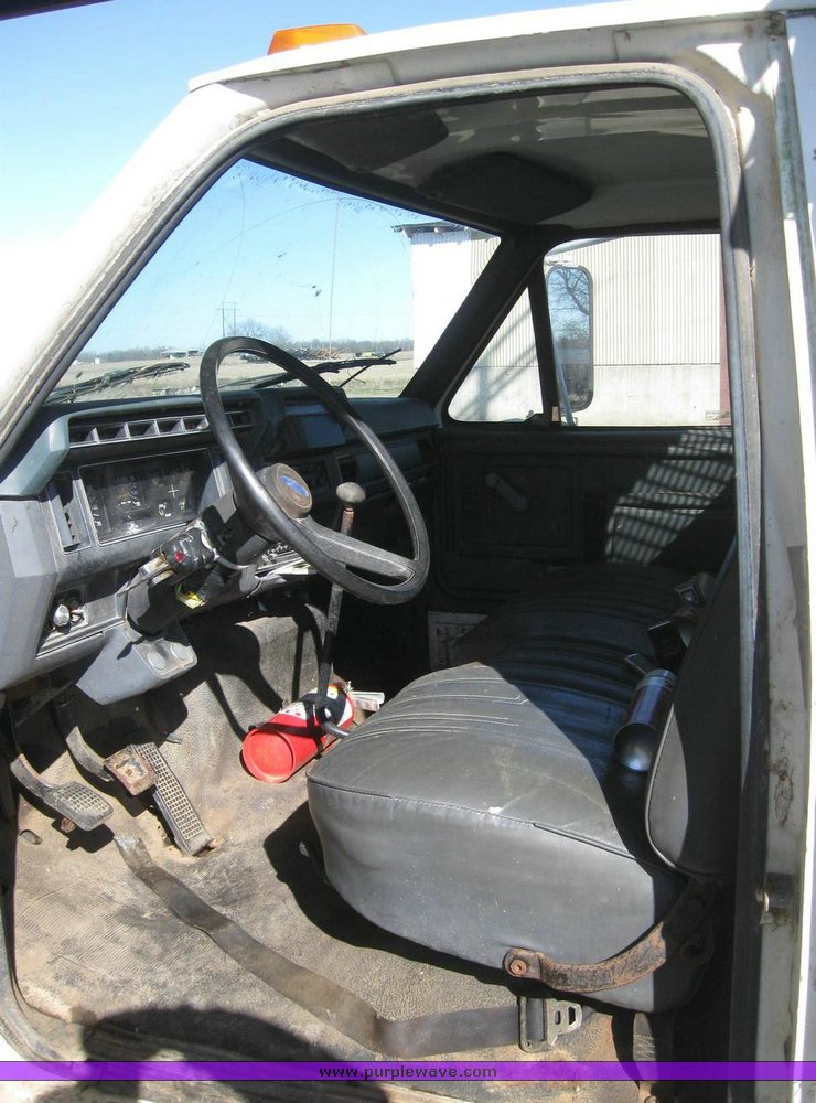 image for item 7827 1993 Ford F600FLPO