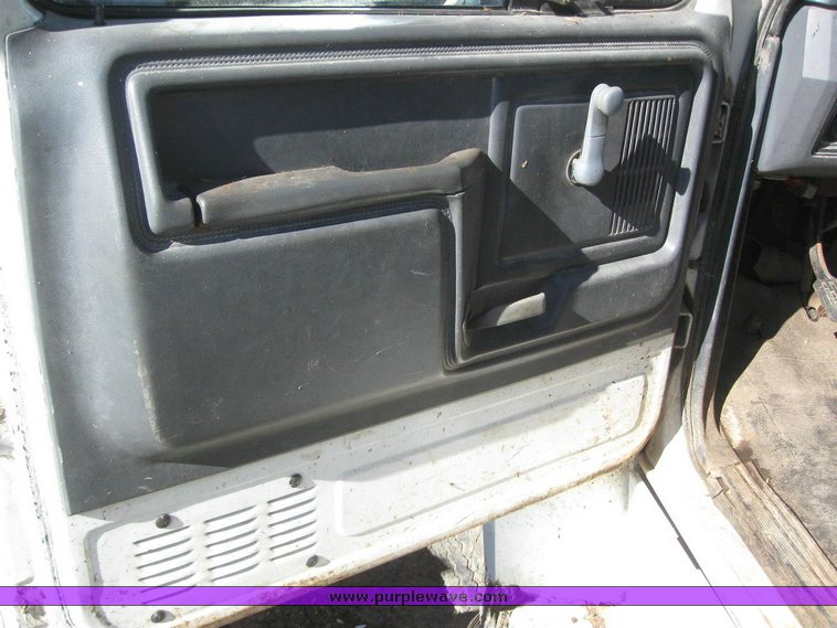 image for item 7827 1993 Ford F600FLPO