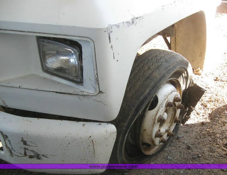 image for item 7827 1993 Ford F600FLPO