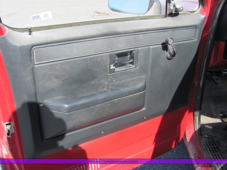 image for item 3050 1986 Chevrolet C10 Custom Deluxe pickup