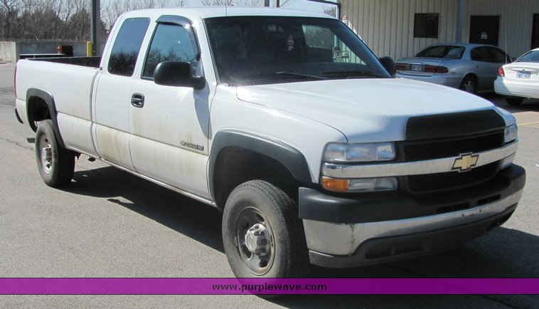 image for item 3051 2002 Chevrolet C2500HD Silverado four door extended cab pickup