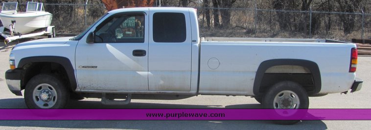 image for item 3051 2002 Chevrolet C2500HD Silverado four door extended cab pickup
