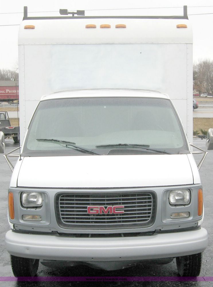 image for item 5599 2001 GMC Savana G3500 box truck