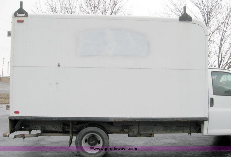 image for item 5599 2001 GMC Savana G3500 box truck