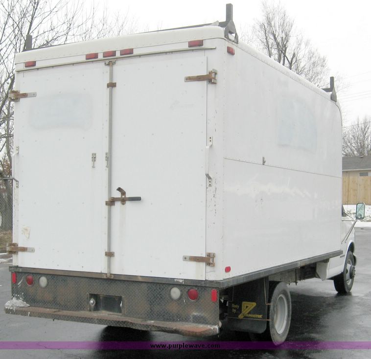 image for item 5599 2001 GMC Savana G3500 box truck