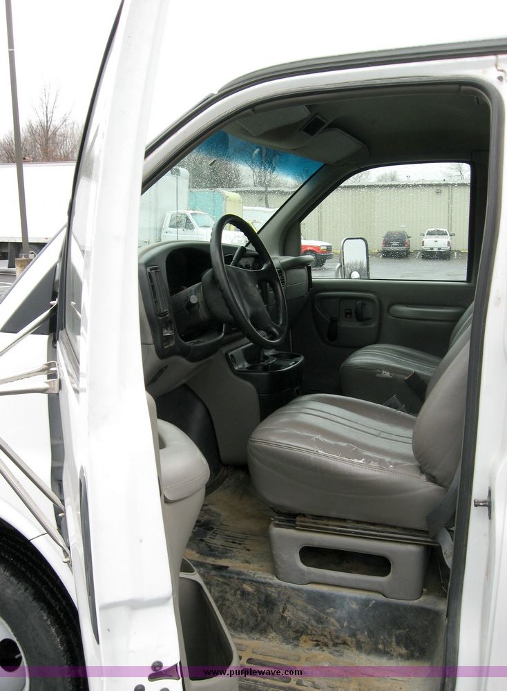 image for item 5599 2001 GMC Savana G3500 box truck