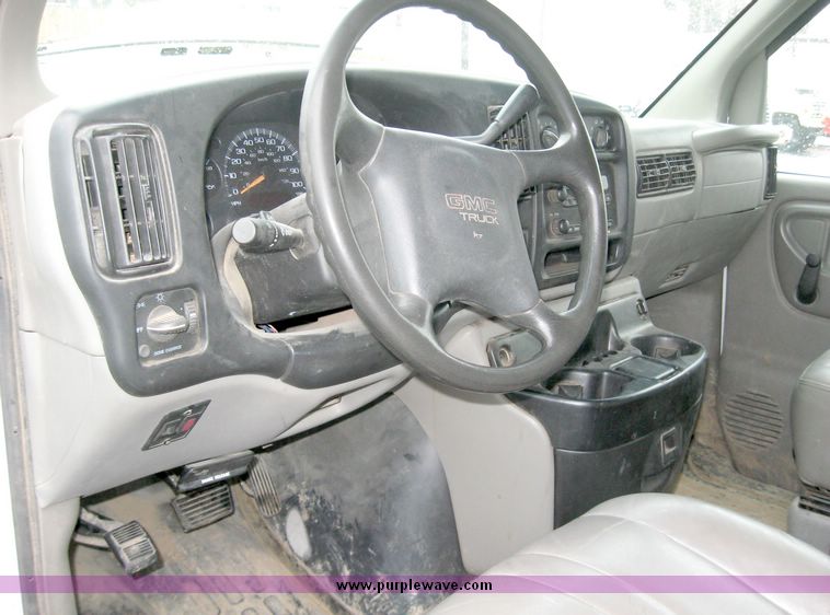 image for item 5599 2001 GMC Savana G3500 box truck