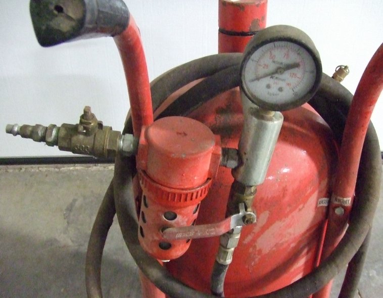 image for item 6452 Central Pneumatic pressurized sand blaster