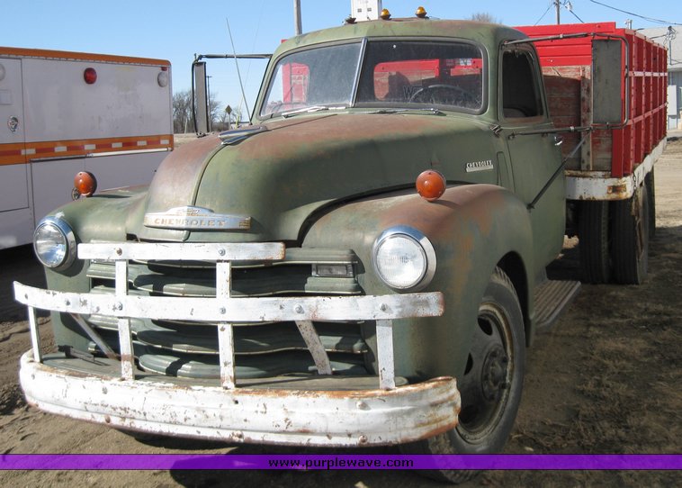 image for item 8900 1948 Chevrolet Loadmaster truck