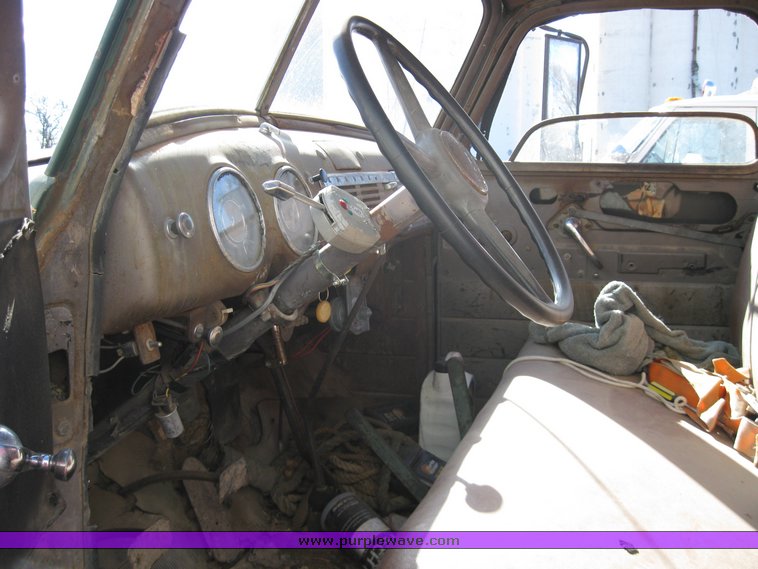 image for item 8900 1948 Chevrolet Loadmaster truck