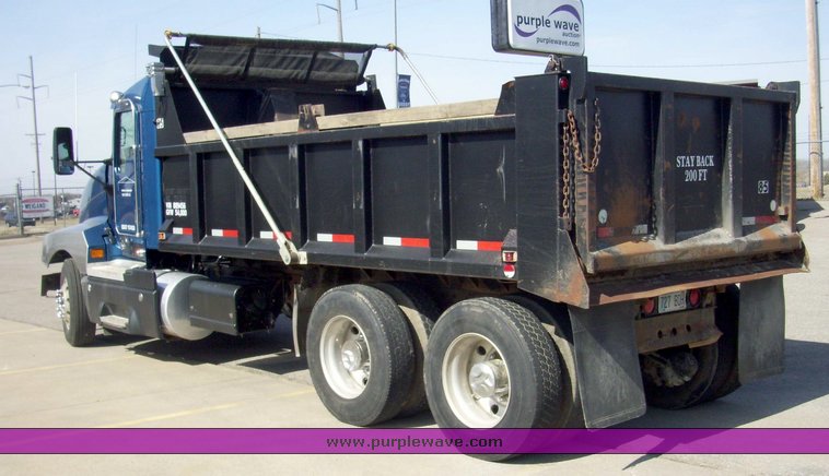 image for item 9001 2002 Kenworth T600 conventional cab dump truck