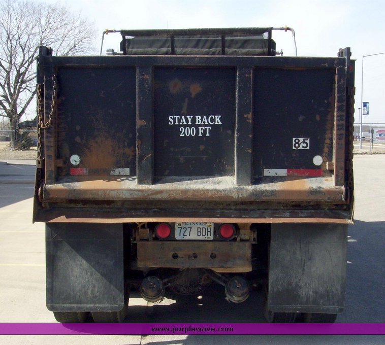 image for item 9001 2002 Kenworth T600 conventional cab dump truck