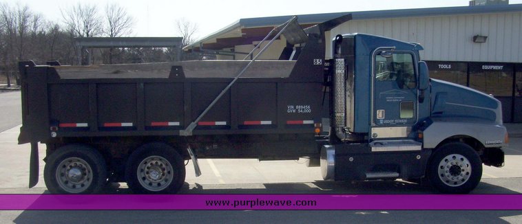 image for item 9001 2002 Kenworth T600 conventional cab dump truck