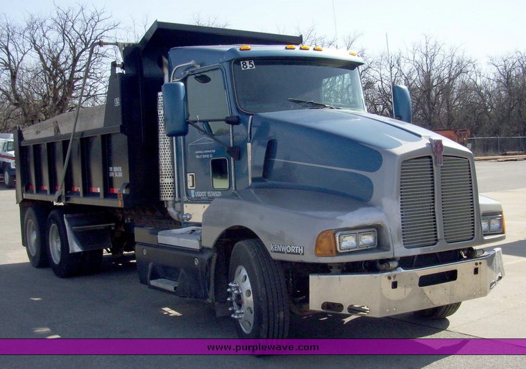 image for item 9001 2002 Kenworth T600 conventional cab dump truck