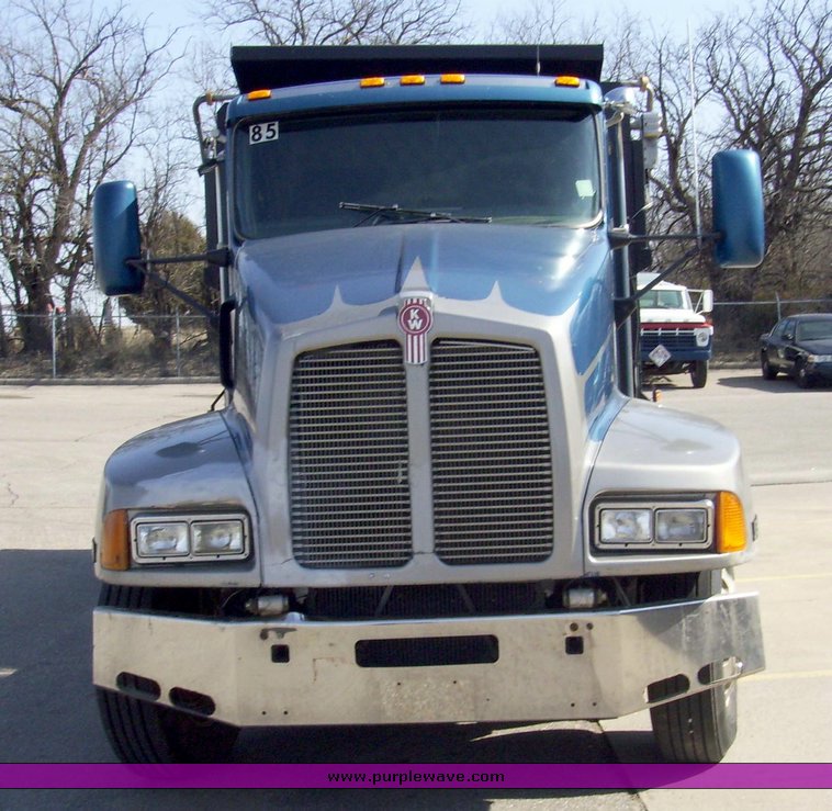 image for item 9001 2002 Kenworth T600 conventional cab dump truck
