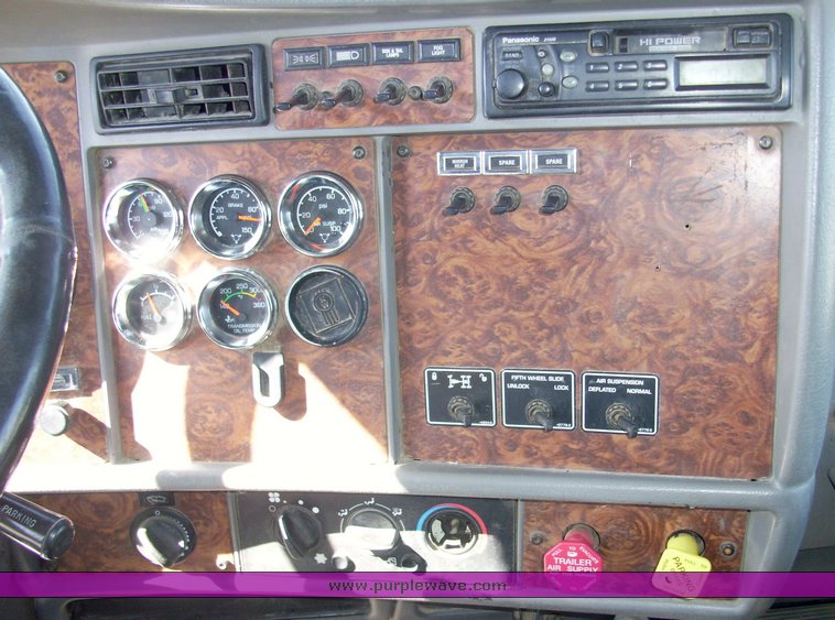 image for item 9001 2002 Kenworth T600 conventional cab dump truck