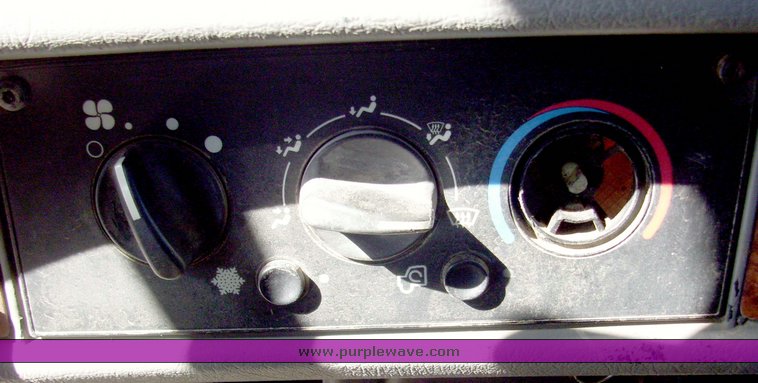 image for item 9001 2002 Kenworth T600 conventional cab dump truck