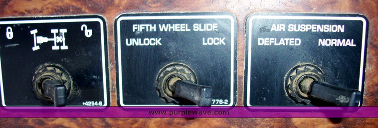 image for item 9001 2002 Kenworth T600 conventional cab dump truck