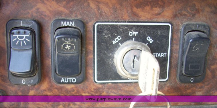 image for item 9001 2002 Kenworth T600 conventional cab dump truck