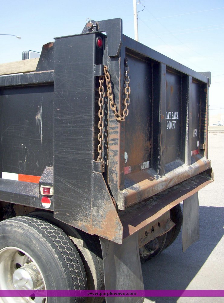 image for item 9001 2002 Kenworth T600 conventional cab dump truck