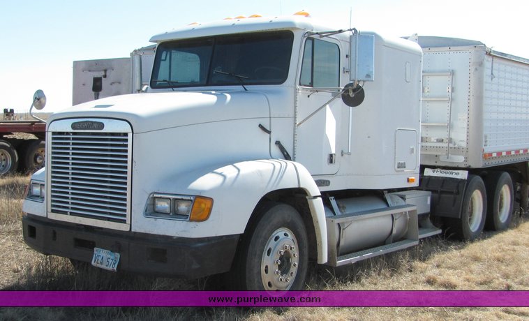 image for item 3003 1995 Freightliner Conventional FLD112 semi truck
