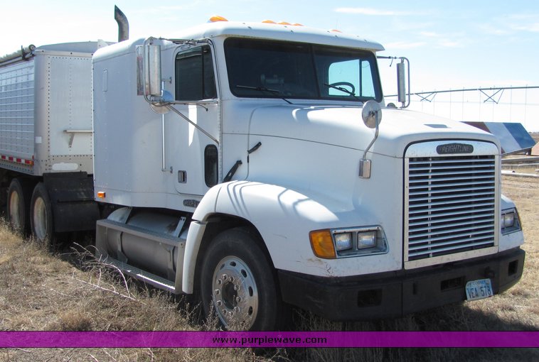 image for item 3003 1995 Freightliner Conventional FLD112 semi truck