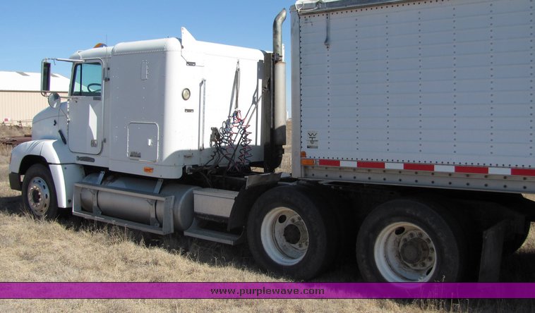 image for item 3003 1995 Freightliner Conventional FLD112 semi truck