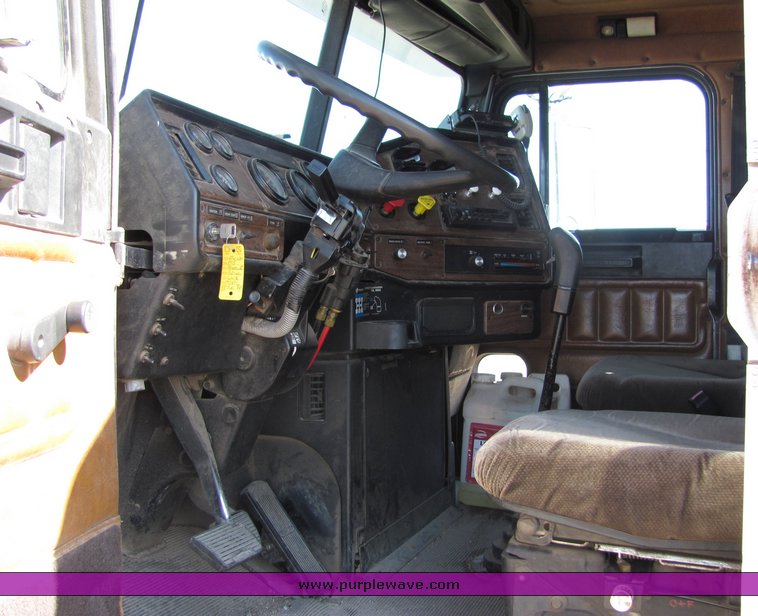 image for item 3003 1995 Freightliner Conventional FLD112 semi truck