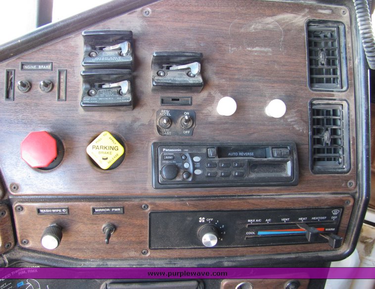 image for item 3003 1995 Freightliner Conventional FLD112 semi truck