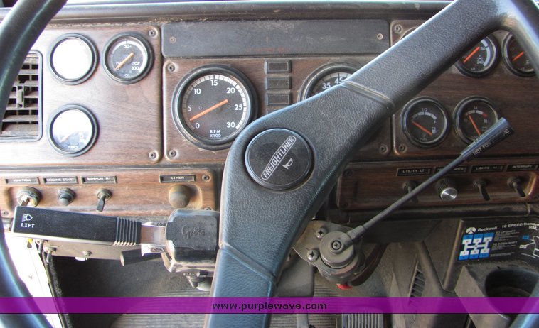 image for item 3003 1995 Freightliner Conventional FLD112 semi truck