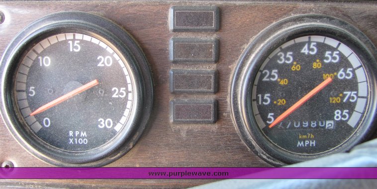 image for item 3003 1995 Freightliner Conventional FLD112 semi truck