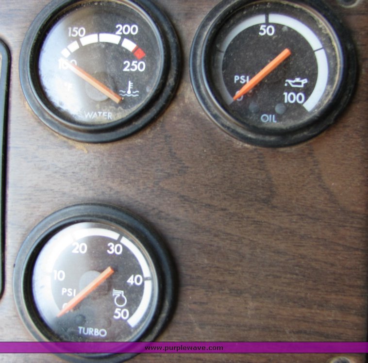 image for item 3003 1995 Freightliner Conventional FLD112 semi truck