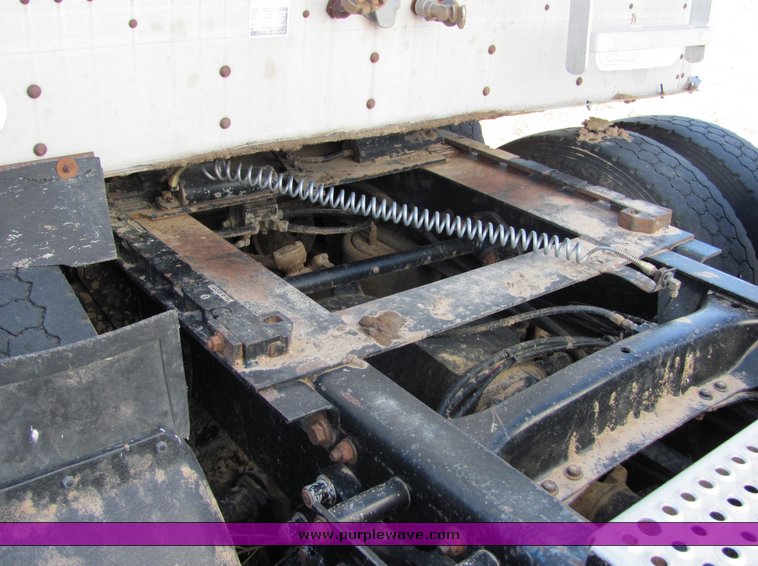 image for item 3003 1995 Freightliner Conventional FLD112 semi truck