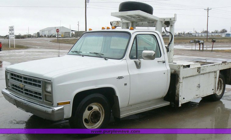 image for item 3005 1988 Chevrolet R30 dual wheel truck