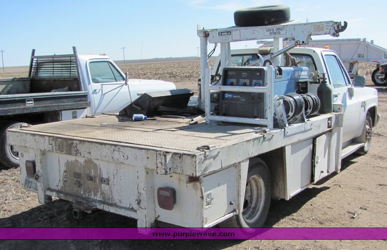 image for item 3005 1988 Chevrolet R30 dual wheel truck