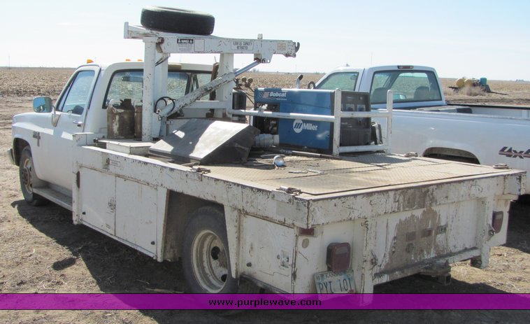 image for item 3005 1988 Chevrolet R30 dual wheel truck