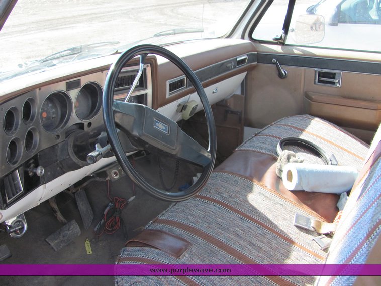 image for item 3005 1988 Chevrolet R30 dual wheel truck